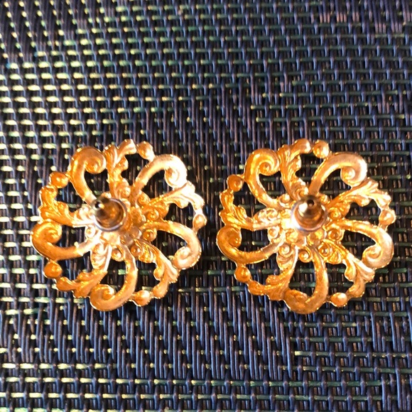 Avon Vintage Pierced Earrings Gold-tone - Picture 2 of 3